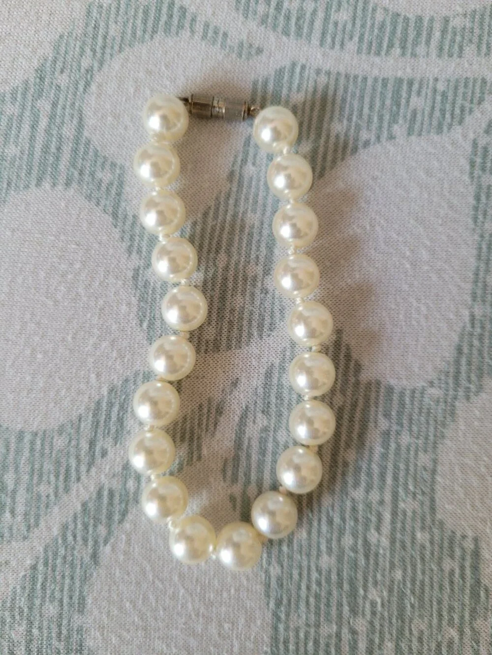 Vintage single-strand faux pearl bracelet with barrel clasp